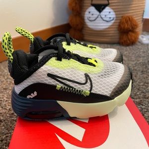 NIKE AirMax2090 brand new size 4 toddler.